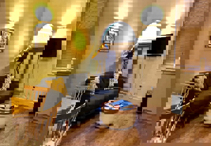 Homely Apartments – Figtree living room with bright interior, stylish furnishings, and inviting atmosphere.