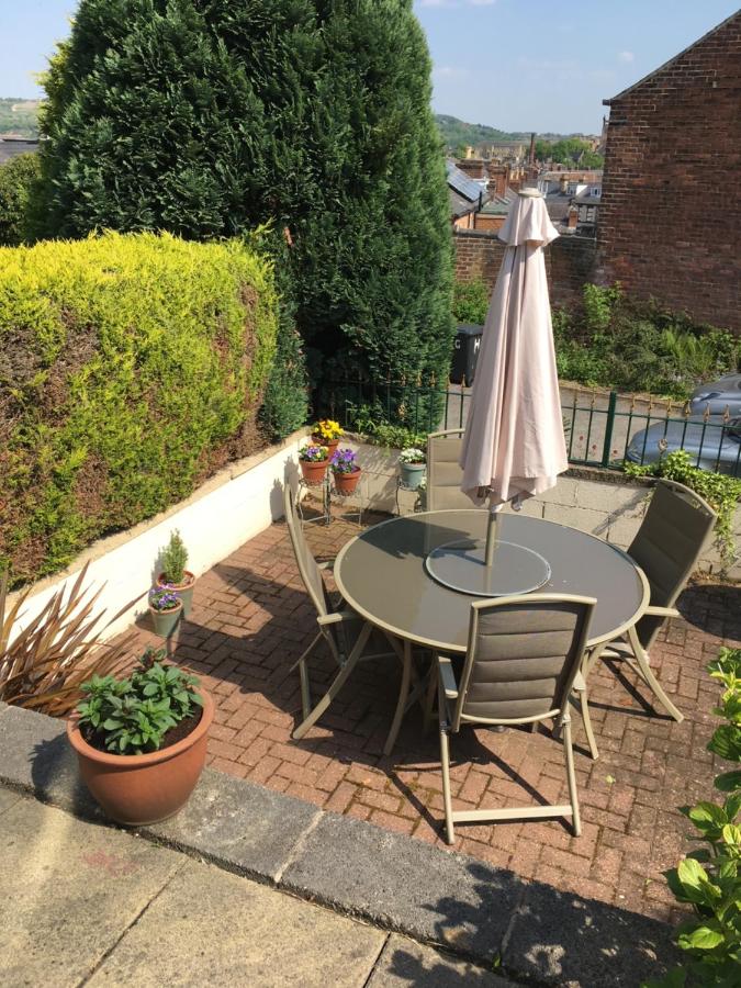 Coniston Guest House – patio area with outdoor seating