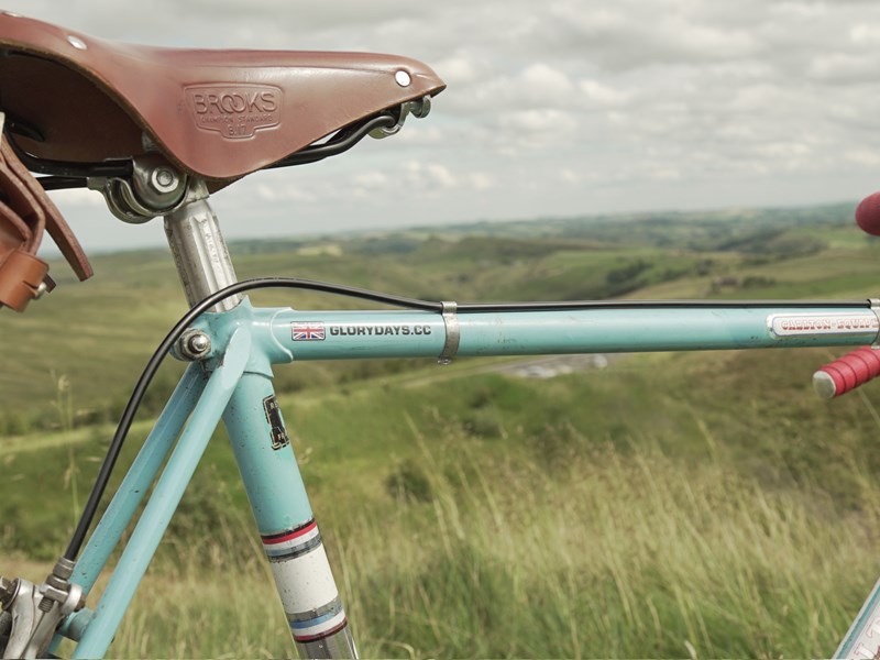 Close up of the seat and cross bar on a classic road bike.