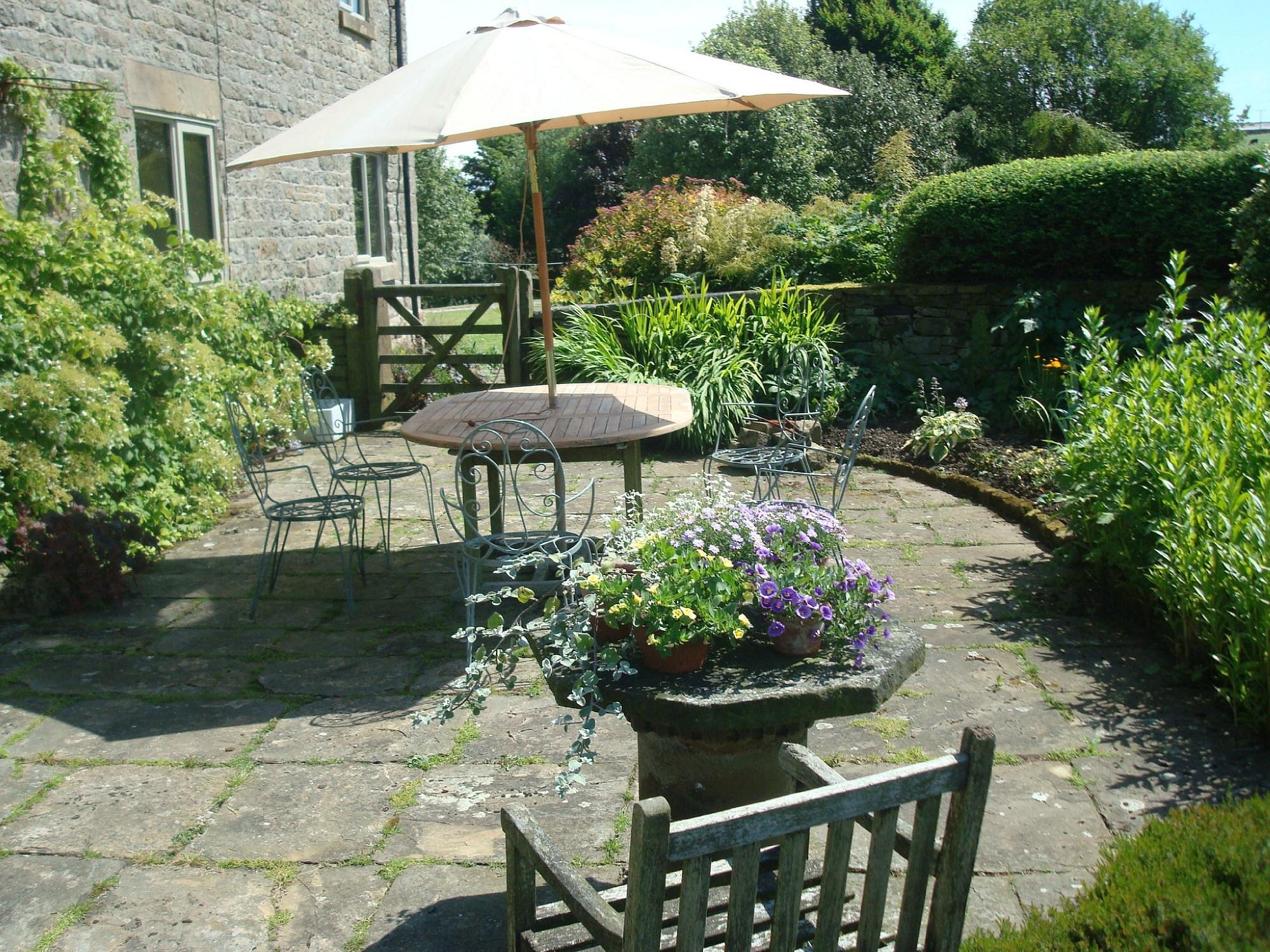 Loadbrook Cottage – courtyard area with outdoor seating and paving.