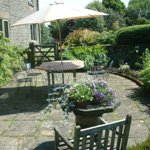 Loadbrook Cottage – courtyard area with outdoor seating and paving.