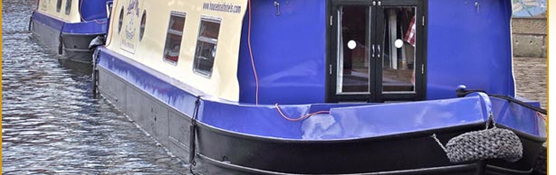 Houseboat Hotel Sheffield – exterior view of the narrowboat accommodation