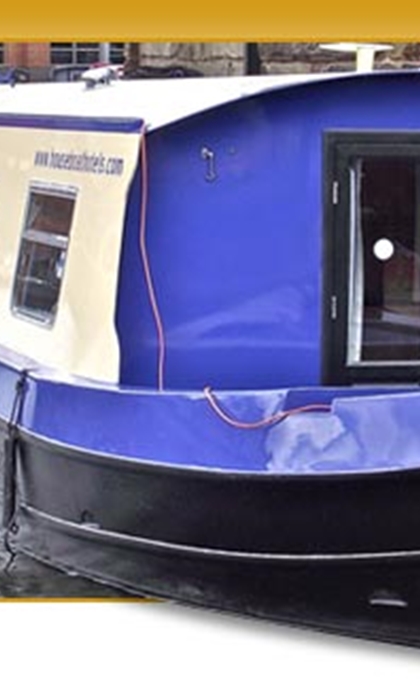 Houseboat Hotel Sheffield – exterior view of the narrowboat accommodation