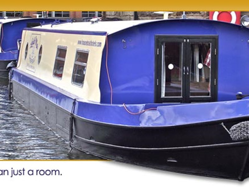 Houseboat Hotel Sheffield – exterior view of the narrowboat accommodation