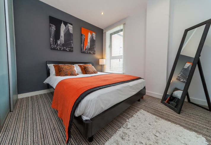 Modern bedroom with a double bed.