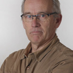 A head and shoulders photo of the author Jasper Fforde.