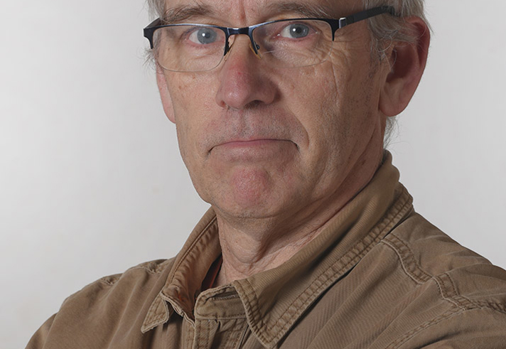 A head and shoulders photo of the author Jasper Fforde.