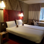 Ibis Sheffield City – bedroom with a double bed and bedside tables.