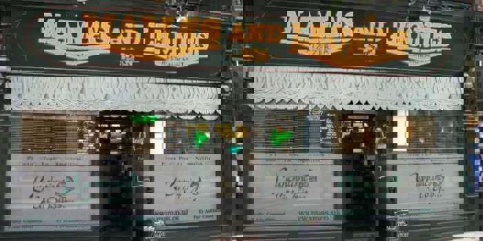 The exterior of the Italian restaurant Mama's & Leonies.