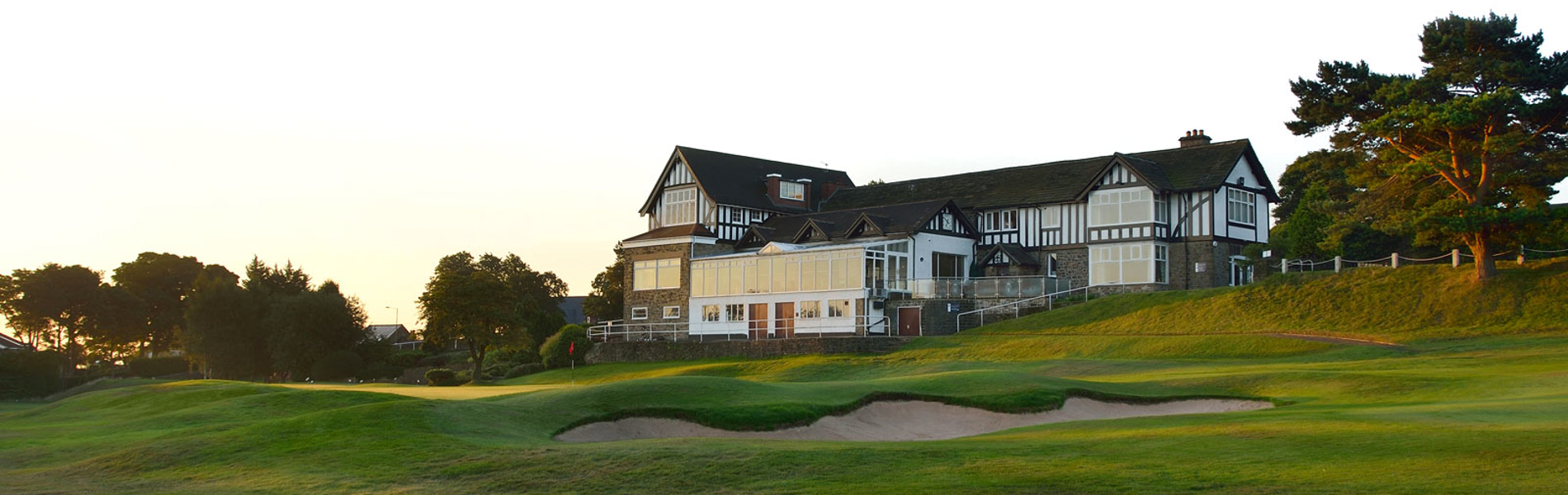 The club house at the Hallamshire Golf Club .