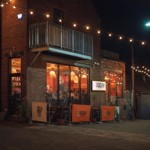The exterior of Pellizco at night.