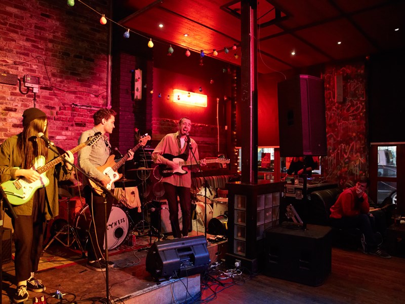A band playing live at Bungalows & Bears.