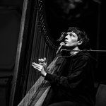 Cerys Hafana playing the harp on stage.