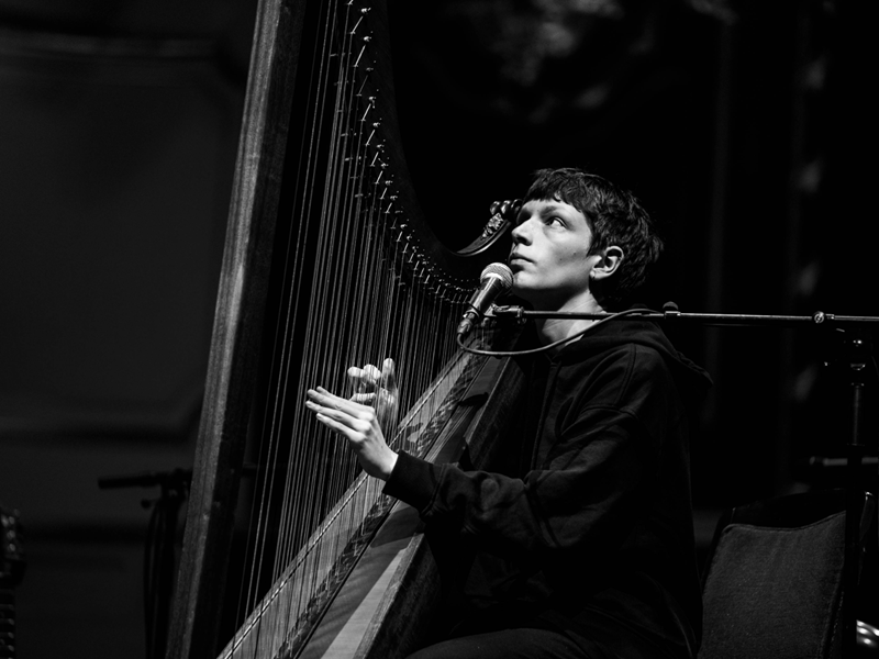 Cerys Hafana playing the harp on stage.