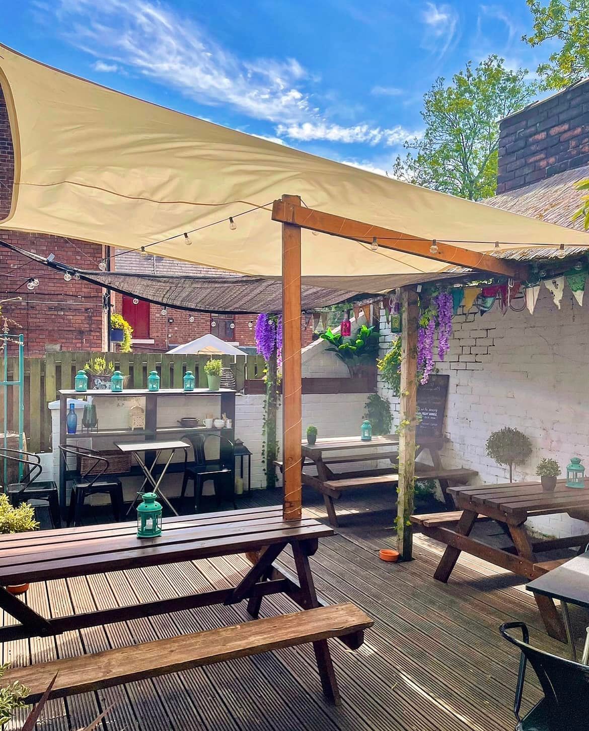 Outdoor courtyard with seating at The Gin Bar at Vintedge .