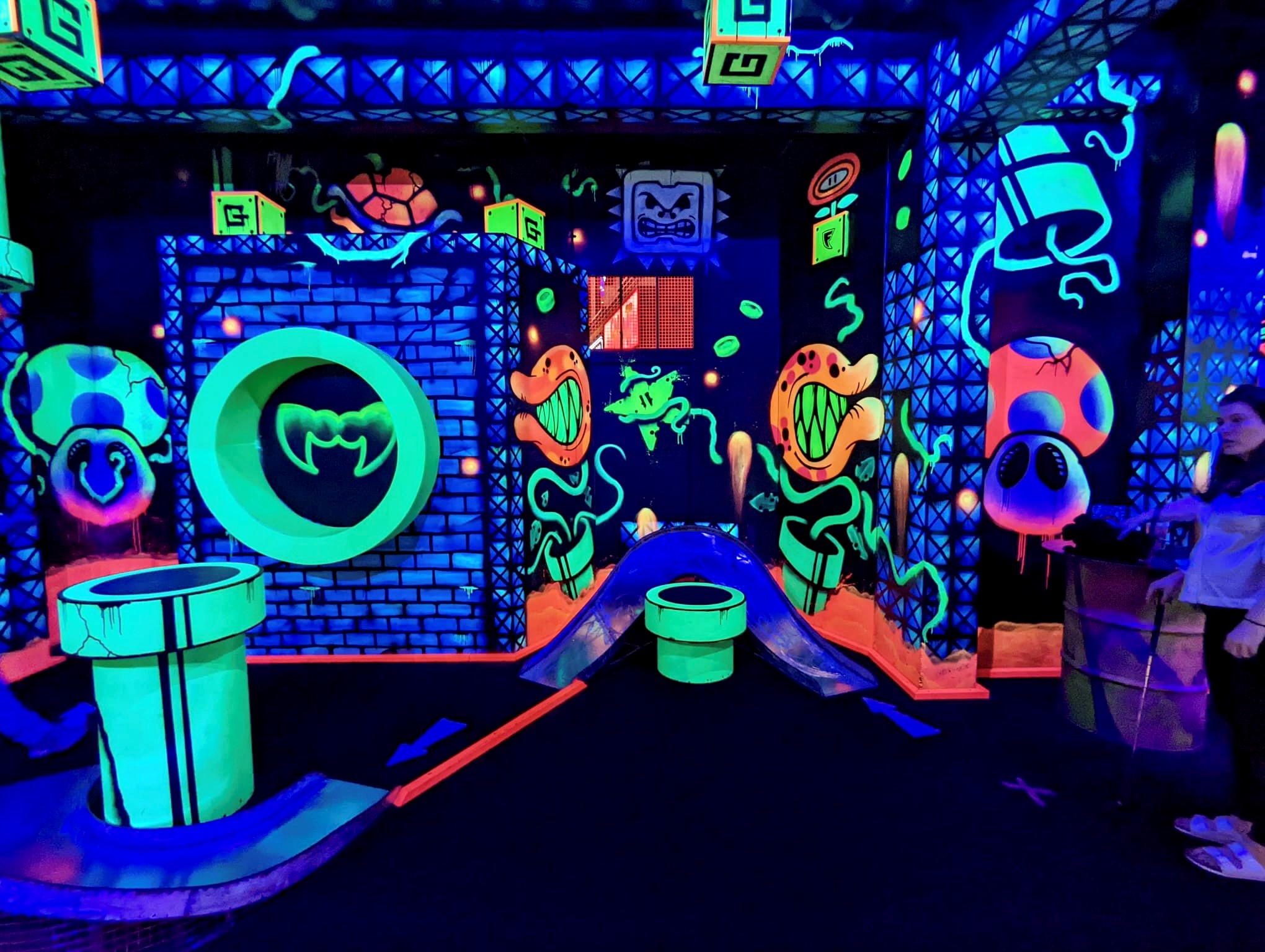Golf Fang glow in the dark golf course