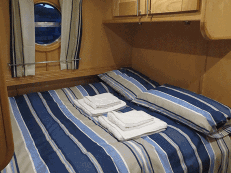 Houseboat Hotel – double bed area with stripy bedding