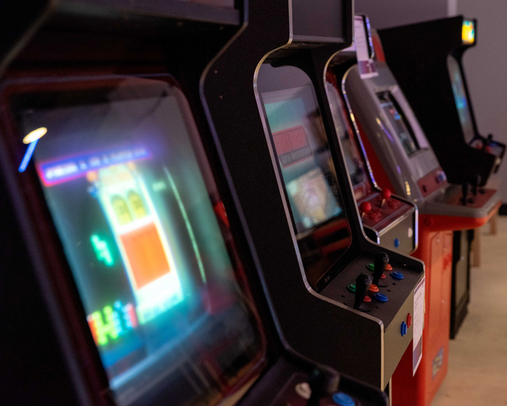 A row of arcade ganes.